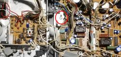 Wnętrze magnetofonu z wyróżnionym przełącznikiem Wnętrze mechanizmu magnetofonu z wyróżnionym przełącznikiem.