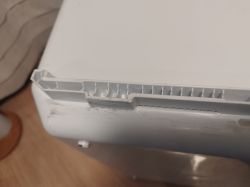 Wzmocniona prowadnica szuflady w lodówce z kątownikiem aluminiowym.
