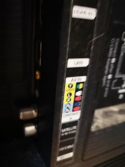 Jak podłączyć konsolę do TV Samsung UE55NU7172, mając taki kabel i wejścia?