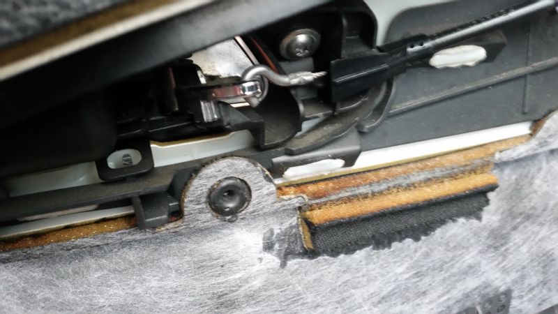 Volkswagen Passat B6: Driver's Door Lock Issue and Battery Discharge