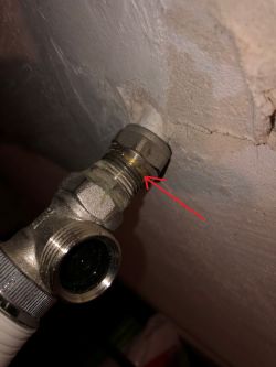 Dismantling Bathroom Radiator Safely: Avoid Flooding & Steps to Detach Correctly