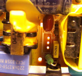 Jaki element 3-końcówkowy w zasilaczu Plustek KFBA4600CP?