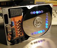 Zegar binarny w obudowie po dysku twardym