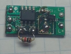 Mała płytka drukowana z elementami elektronicznymi i rezystorem.