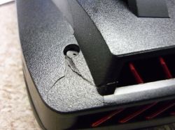 ASUS G751JY - dziwne pęknięcie plastiku pod śrubką obudowy dolnej pokrywy ASUS G751JY - dziwne pęknięcie plastiku pod śrubką obudowy dolnej pokrywy
