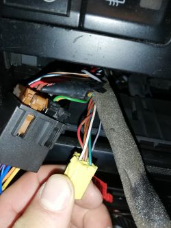 Audi A3 8L: Montaż radia nieoryginalnego - problem z kostką czerwoną i żółtą