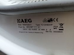 Etykieta z danymi technicznymi suszarki AEG z modelem T65470AH1 i numerem seryjnym.