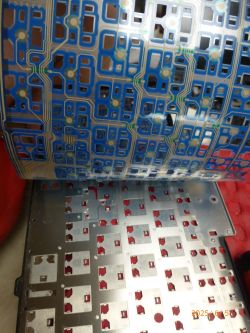 Zdjęcie przedstawia folię stykową klawiatury laptopa Dell, częściowo uniesioną nad metalową ramą.