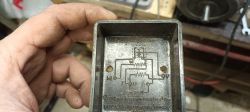 Dlaczego silnik fzrlb 180w uruchamia się nietypowo?