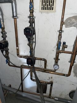 Instalacja grzewcza z rurami i pompą Grundfos ALPHA1L.