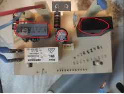 Widok z góry na płytkę PCB z trzema zaznaczonymi kondensatorami do wymiany