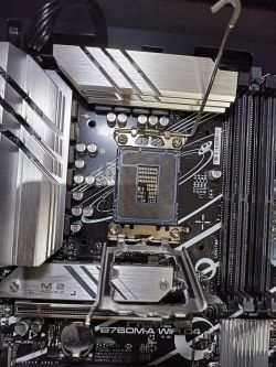 Zdjęcie płyty głównej MSI PRIME B760M-A WIFI D4 z otwartym gniazdem procesora.