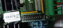 Przełączniki DIP ustawione w określonej pozycji na zielonej płytce PCB z oznaczeniami