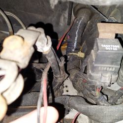 Nieznane kable pod akumulatorem w Chrysler Grand Voyager 2009