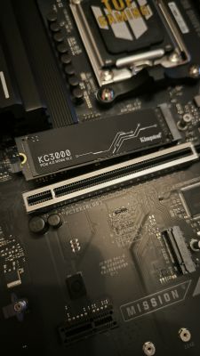 Zbliżenie na dysk SSD Kingston KC3000 zamontowany na płycie głównej