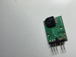 Płytka drukowana z zamontowanym na niej potencjometrem zamkniętego obiegu powietrza, element elektroniczny z czterema pinami.