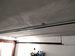 Brama garażowa z problemem bujania na bok podczas otwierania - mechanizm, łancuch, szyna