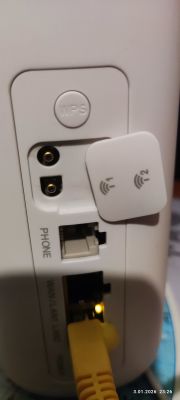 Złącza z tyłu routera: WPS, dwa gniazda antenowe, PHONE, WAN/LAN i wtyczka Ethernet.