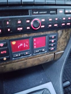 Klimatronik i radio w samochodzie Audi C4 A6 z problemem wyświetlacza.