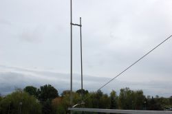 Antena Quad zamontowana na balkonie, z elementami zamocowanymi jako reflektor.