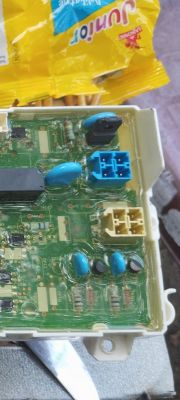 Płytka drukowana z układami elektronicznymi w pudełku, obok opakowanie junior paluszków.