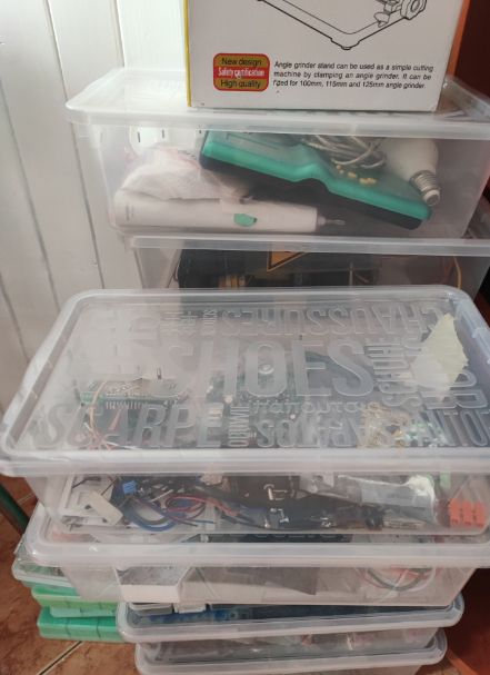 Plastikowe pojemniki wypełnione różnymi drobiazgami i narzędziami.