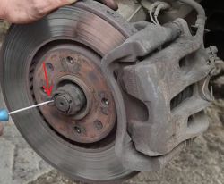 Opel corsa c 1.2 80km - Stukanie podczas jazdy nie ustepuje po dokreceniu koła