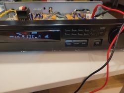 Wnętrze amplitunera z wyświetlaczem pokazującym częstotliwość FM 91,0 MHz.