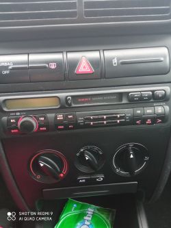 Czy radio w Seacie Leon jest zablokowane i jak je rozkodować samodzielnie?