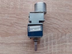 Potencjometr ALPS z silnikiem, model RK271 LOG 50KAX2, na drewnianym tle.
