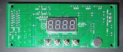 Płytka PCB z wyświetlaczem LED i pięcioma przyciskami sterującymi