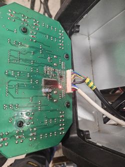 Zbliżenie na płytkę drukowaną wewnątrz urządzenia Magnum THF Mig 202-P Synergia AC/DC z podłączonymi kablami i świecącą diodą.