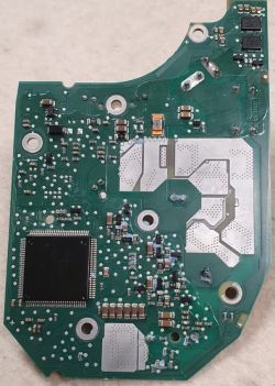 Zielona płytka drukowana z różnymi komponentami elektronicznymi i ścieżkami.
