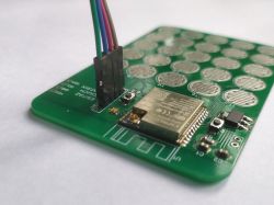 25-klawiszowy moduł z ESP32 wykorzystuje interfejs dotykowy układu