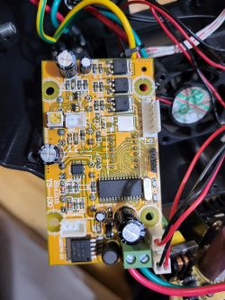 Light4me TRI par - Uszkodzony reflektor, brak koloru zielonego, czerwony żarzy się lekko