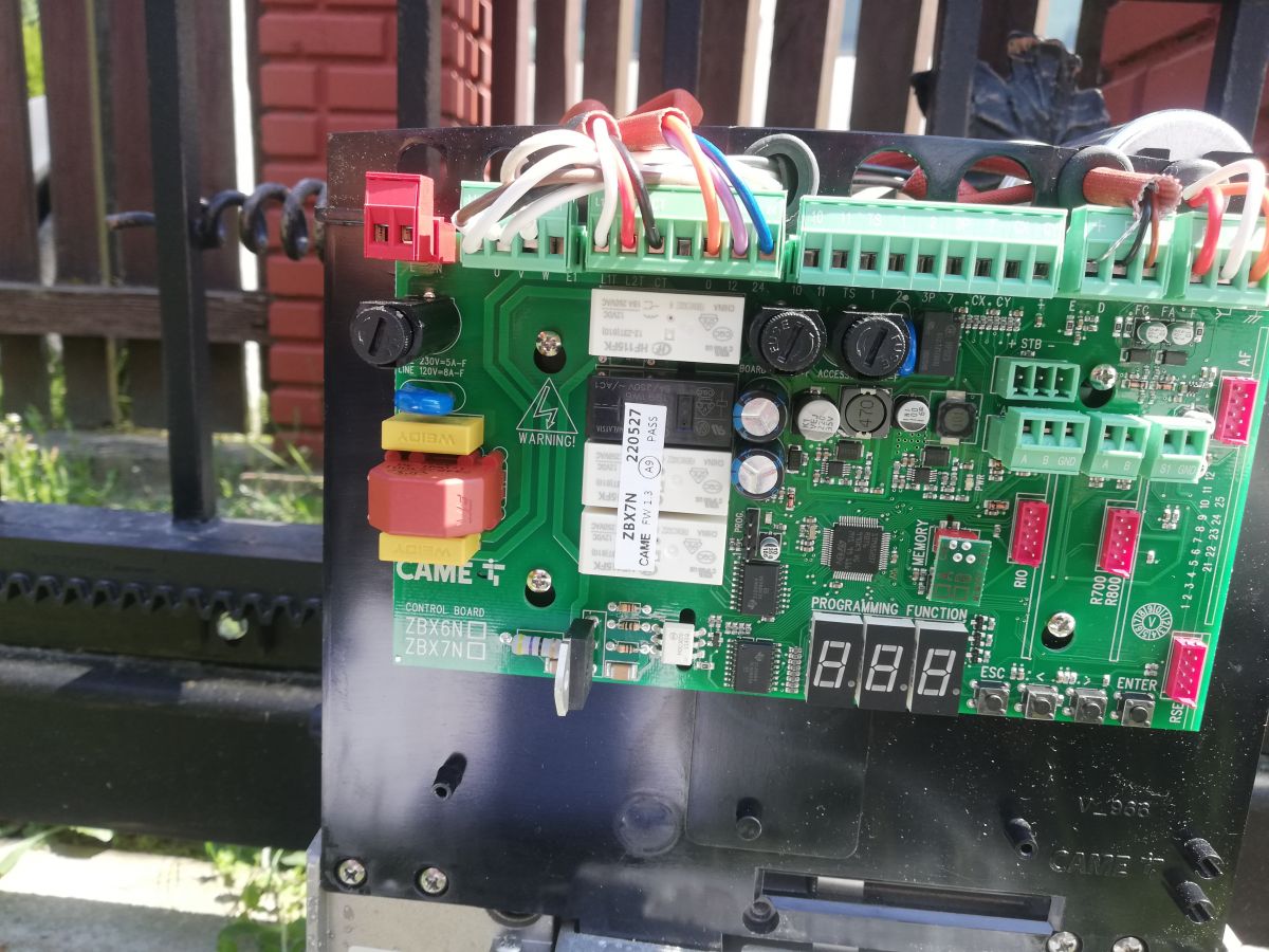 Napęd CAME BX708AGS Sama się zamyka i otwiera . elektroda.pl — free download