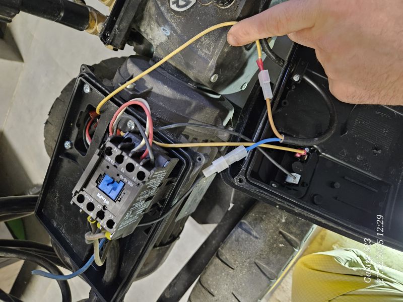 Zbliżenie na instalację elektryczną z odkrytą skrzynką i przewodami