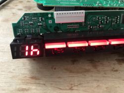 Wyświetlacz LED na płytce PCB programatora zmywarki, pokazujący liczbę 16 i podświetlane czerwone przyciski.