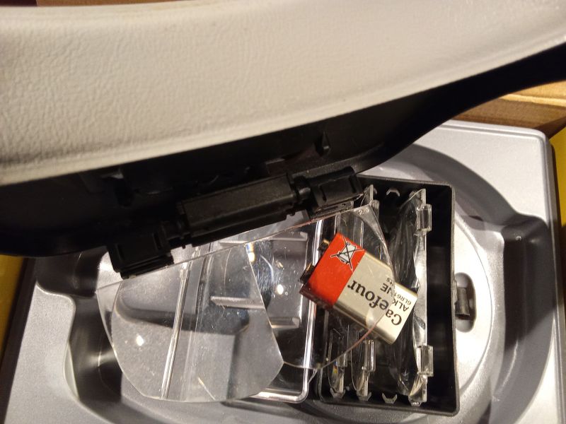 Recenzja daszka z lupą przy pracy z małymi elementami elektronicznymi