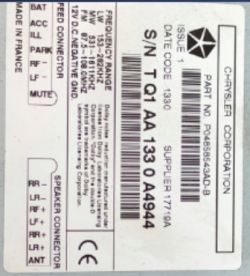 Etykieta radia Chrysler Corporation z Jeepa zawierająca specyfikacje techniczne.