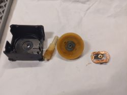 Części mechanizmu potencjometru: obudowa, koło zębate, element metalowy