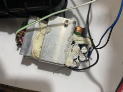 Element elektroniczny z widocznymi komponentami i przewodami.