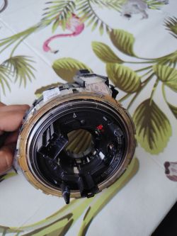 Zbliżenie na komponent samochodowy z przewodami na tle dekoracyjnym.