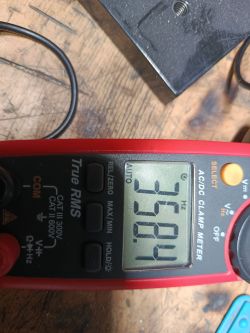 Miernik częstotliwości pokazujący wartość 358,4 Hz w trybie AUTO