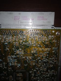 Płytka drukowana modułu ECU z widocznymi ścieżkami, elementami SMD i nadrukiem „SME-405”