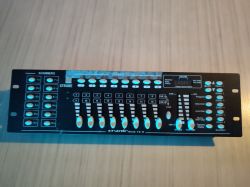 Ustawienie kontrolera DMX 512 i dwóch głów LED do reagowania na dźwięk