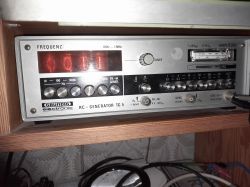 Generator funkcji Grundig TG5 z wyświetlaczem Nixie i suwakowym miernikiem amplitudy