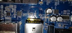 Zbliżenie na płytę główną z widocznymi elementami elektronicznymi.