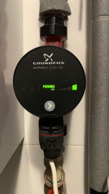 Pompa cyrkulacyjna Grundfos ALPHA2 L 25-60 180 z włączonym trybem Power On.
