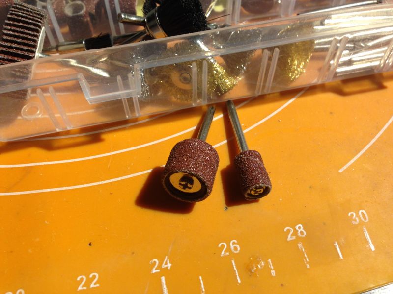 Zestaw walców papieru ściernego na blacie roboczym